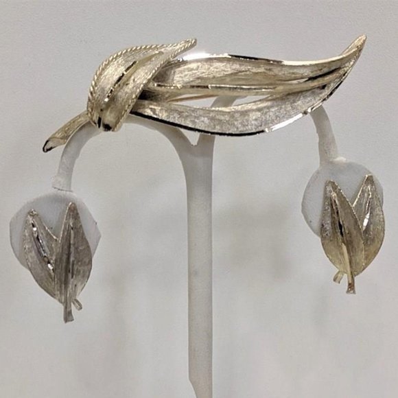 Silver Tone Set ~ Leaf Design Brooch / Pin with Matching Clip-On Earrings - Picture 1 of 5